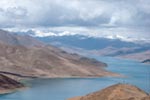 Bergsee und schneebedeckte Gipfel